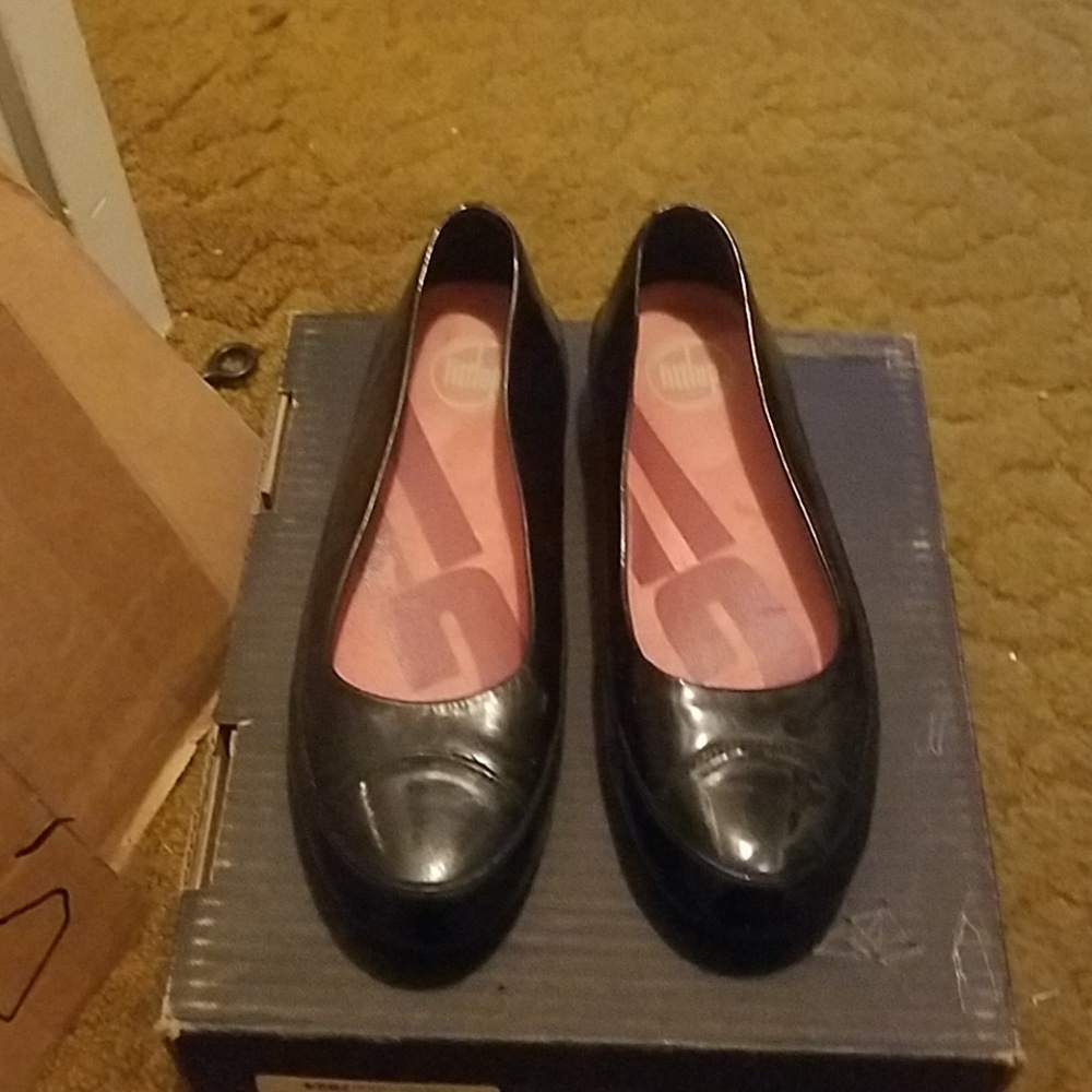 Comfy Black Fitflop low-platform flats.